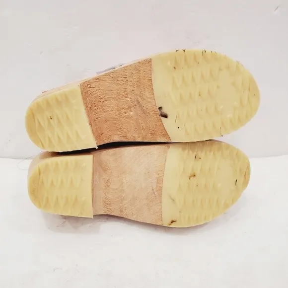 Akta Svensk Tratoffel Pink Butterfly Clogs