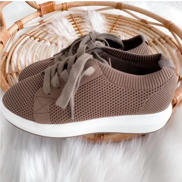 Blondo Dawson Waterproof Sneakers Taupe Tan Brown Lace Up Knit Stretch Platform