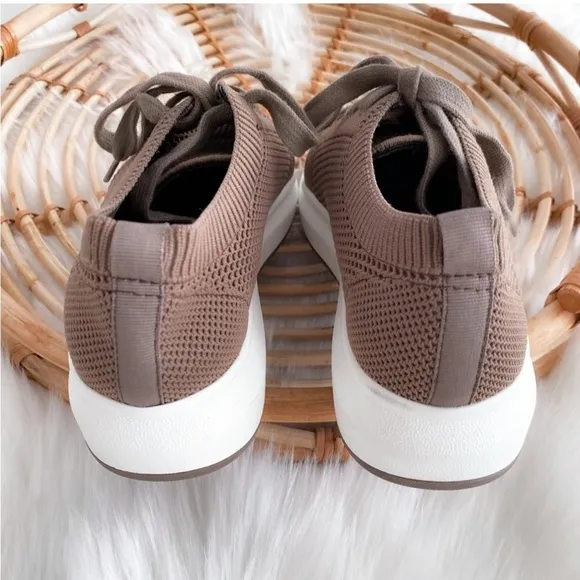Blondo Dawson Waterproof Sneakers Taupe Tan Brown Lace Up Knit Stretch Platform