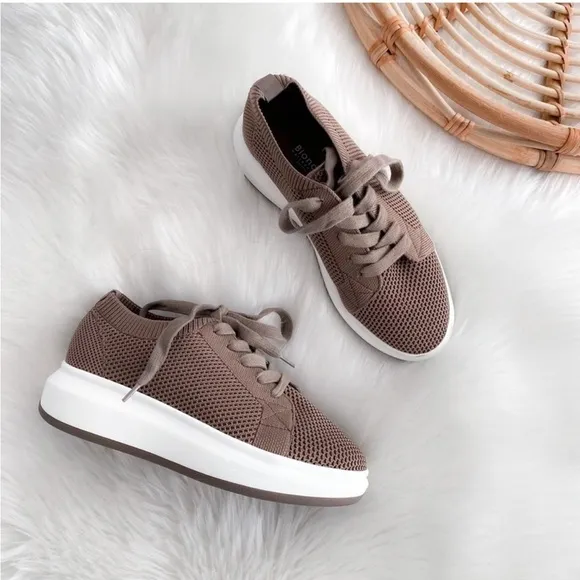 Blondo Dawson Waterproof Sneakers Taupe Tan Brown Lace Up Knit Stretch Platform