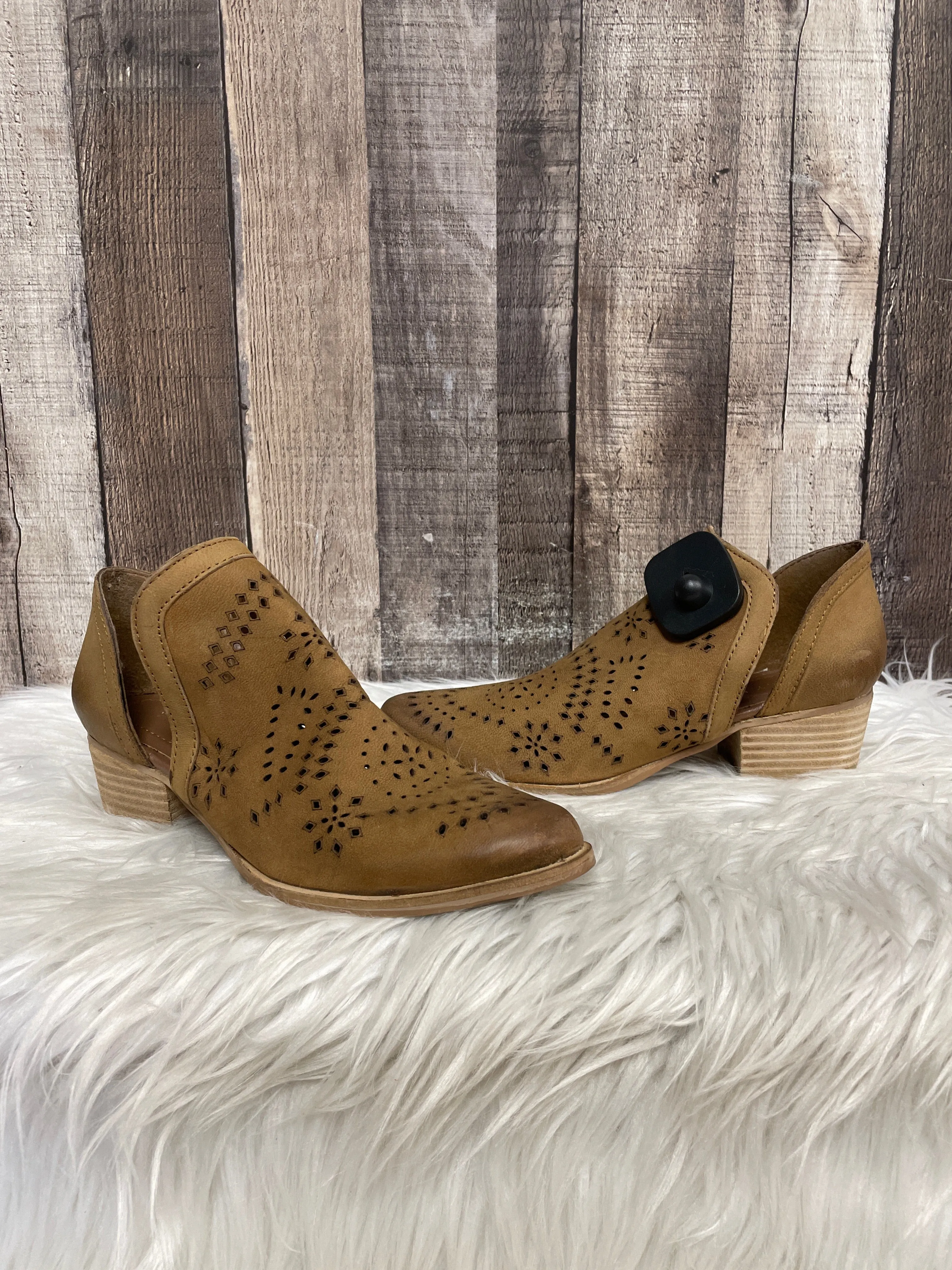 Boots Ankle Heels By Very Volatile  Size: 6