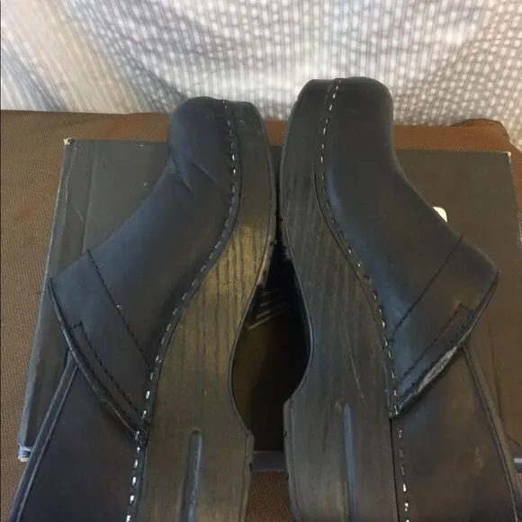 Dansko flat black Clogs size 38