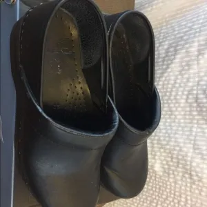Dansko flat black Clogs size 38