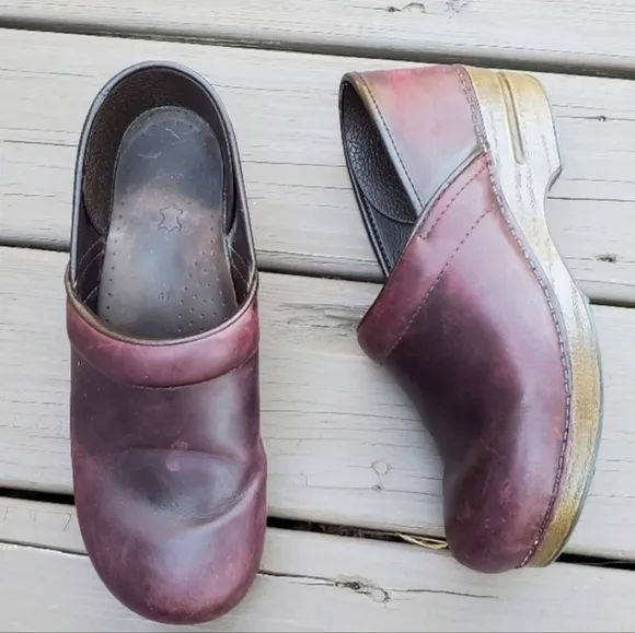 Dansko Professional Classic Oxblood Oiled Leather Platform Distressed Clogs 41