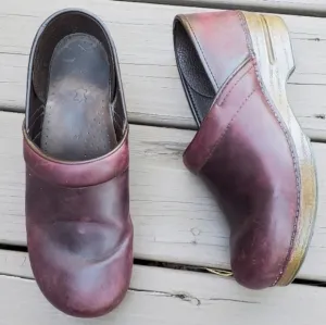 Dansko Professional Classic Oxblood Oiled Leather Platform Distressed Clogs 41
