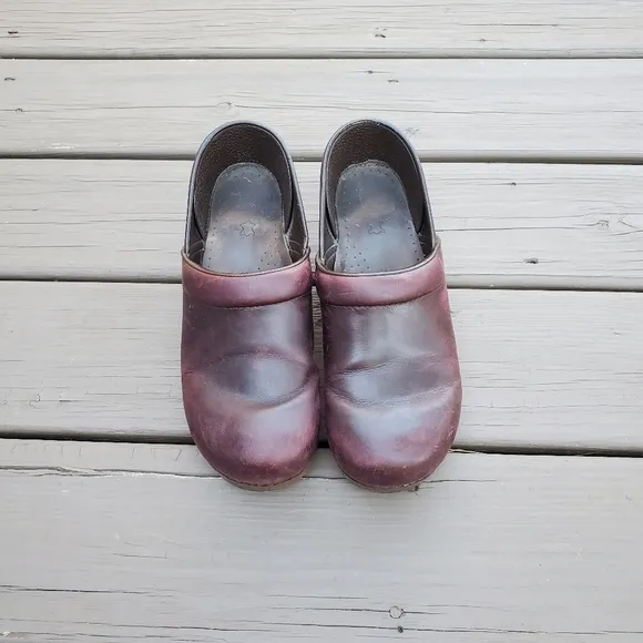 Dansko Professional Classic Oxblood Oiled Leather Platform Distressed Clogs 41