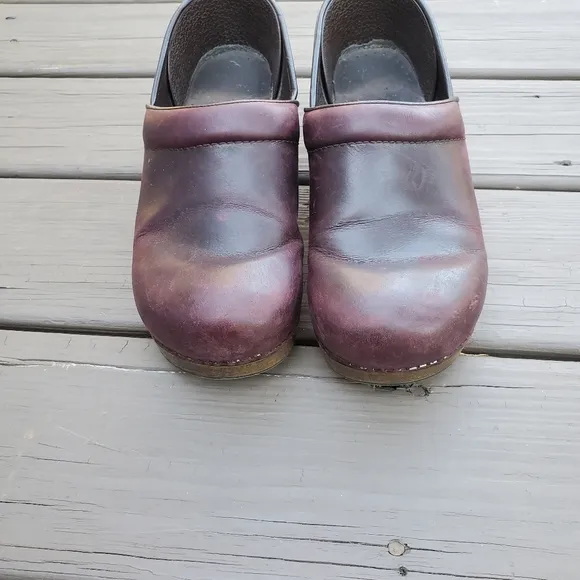 Dansko Professional Classic Oxblood Oiled Leather Platform Distressed Clogs 41