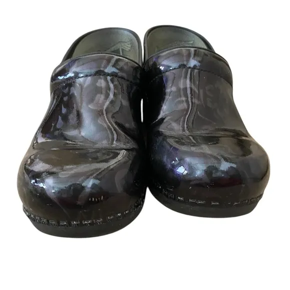 Dansko XP 2.0 floral  Filigree black subtle purple patent leather Clogs