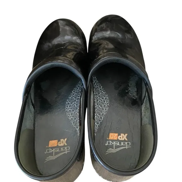 Dansko XP 2.0 floral  Filigree black subtle purple patent leather Clogs