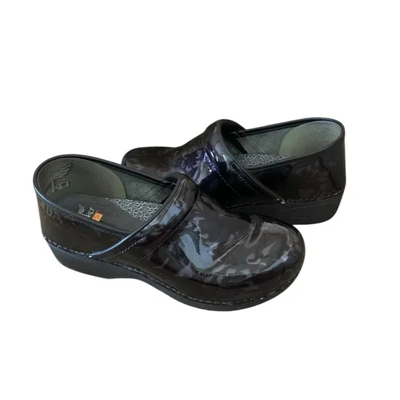 Dansko XP 2.0 floral  Filigree black subtle purple patent leather Clogs