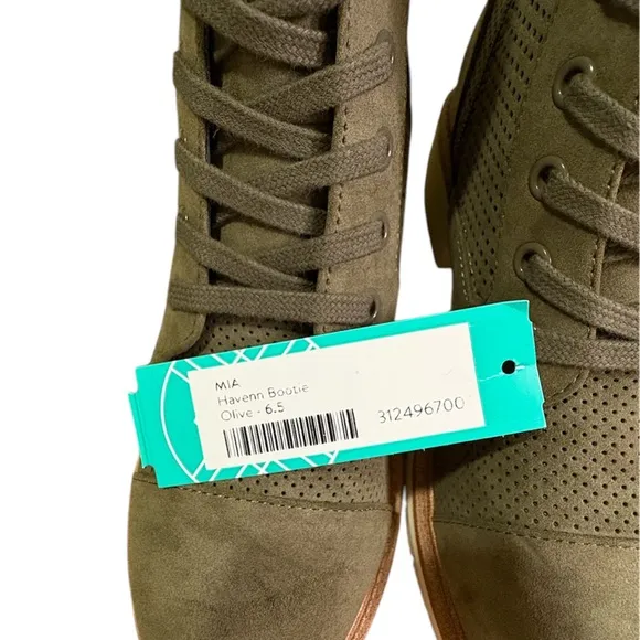 MIA Olive Ankle Boots with Chunky Sole and Lace-Up Design, Size 6.5
