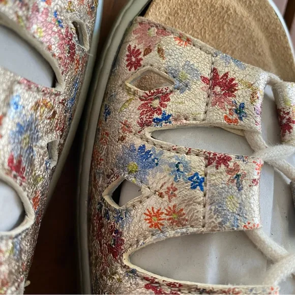 NWT Helle Comfort Womens Jarla Beige Flower Floral Lace Up Buckle Sandals Size 7