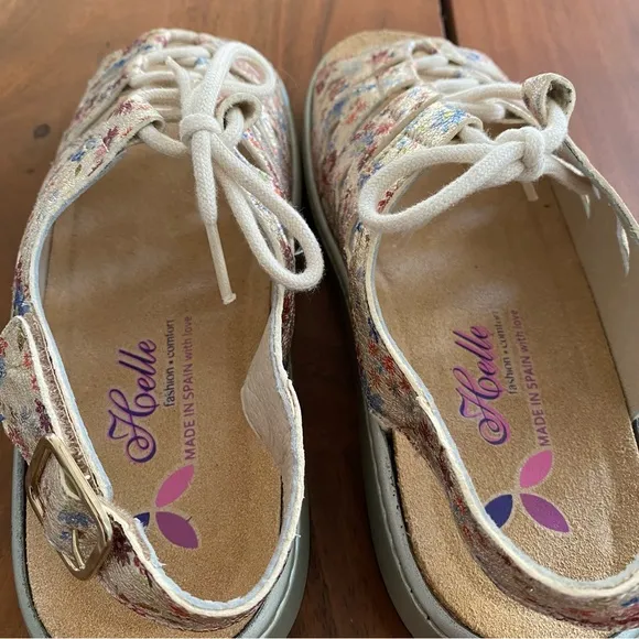 NWT Helle Comfort Womens Jarla Beige Flower Floral Lace Up Buckle Sandals Size 7