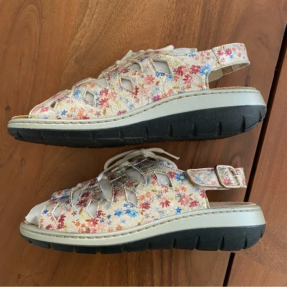 NWT Helle Comfort Womens Jarla Beige Flower Floral Lace Up Buckle Sandals Size 7