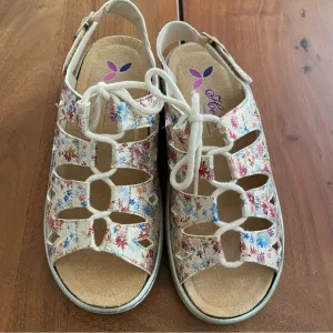 NWT Helle Comfort Womens Jarla Beige Flower Floral Lace Up Buckle Sandals Size 7