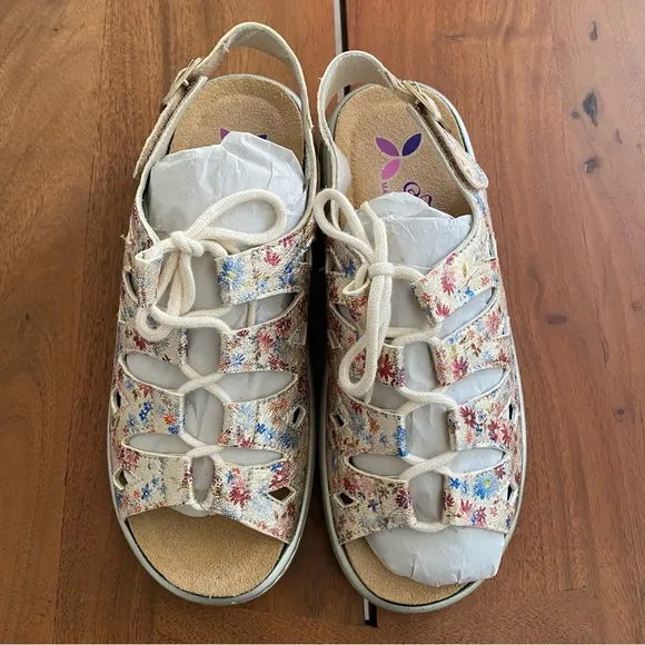 NWT Helle Comfort Womens Jarla Beige Flower Floral Lace Up Buckle Sandals Size 7