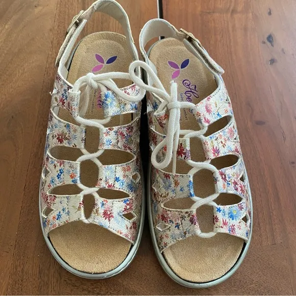 NWT Helle Comfort Womens Jarla Beige Flower Floral Lace Up Buckle Sandals Size 7