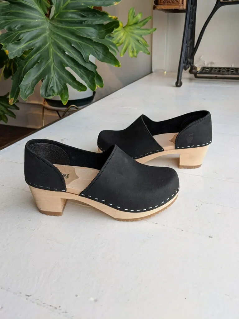 Sandgrens Brett Clog in Black Nubuck