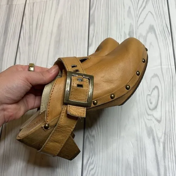 Sanita Isabell Tan Leather Clogs size 7 / 8
