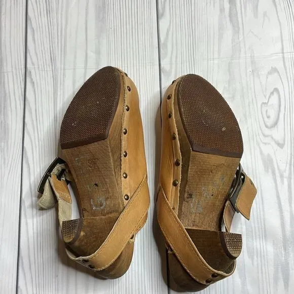 Sanita Isabell Tan Leather Clogs size 7 / 8