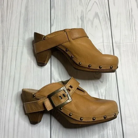 Sanita Isabell Tan Leather Clogs size 7 / 8
