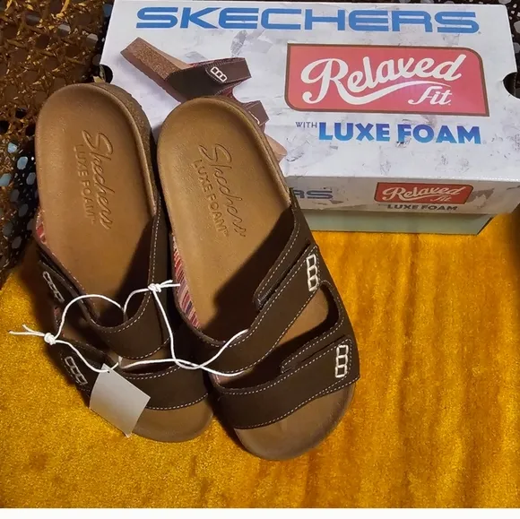 Skechers Women’s Lightweight Cushioned Luxe Foam® Slide sandals New in b…