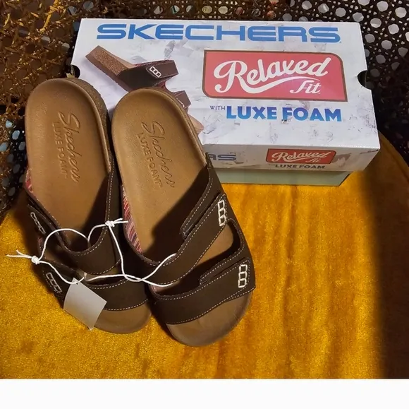 Skechers Women’s Lightweight Cushioned Luxe Foam® Slide sandals New in b…