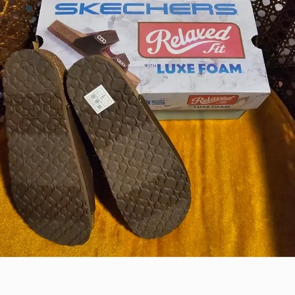 Skechers Women’s Lightweight Cushioned Luxe Foam® Slide sandals New in b…