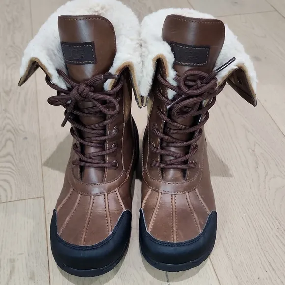 UGG Brown Leather Boots with Sheepskin Lining