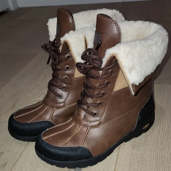 UGG Brown Leather Boots with Sheepskin Lining