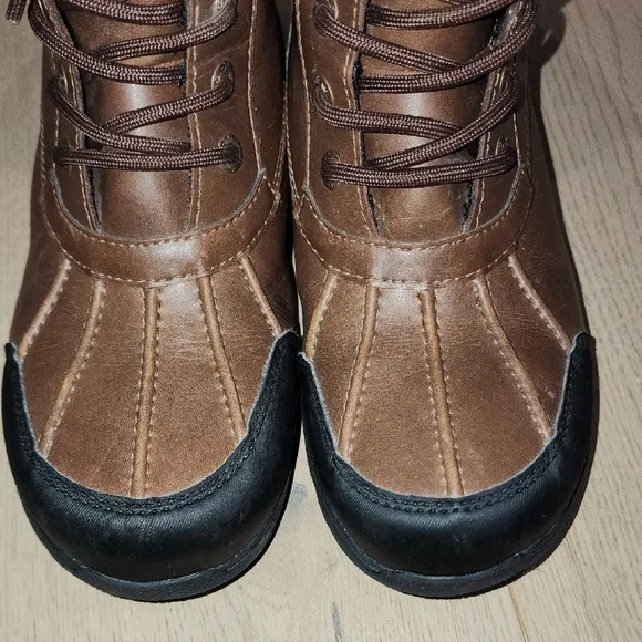 UGG Brown Leather Boots with Sheepskin Lining