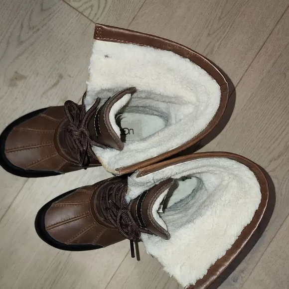UGG Brown Leather Boots with Sheepskin Lining