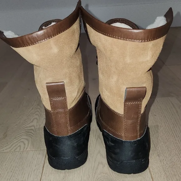 UGG Brown Leather Boots with Sheepskin Lining