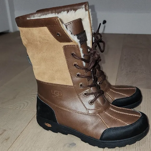 UGG Brown Leather Boots with Sheepskin Lining
